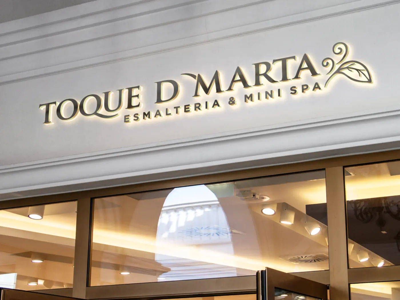 Fachada do salão Toque d Marta com aplicação da identidade visual